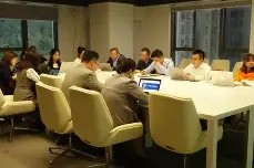 开云娱乐-勒沃库森内部会议纪要流出：窗口期再遭质疑，德甲使命明确，身体对抗强度拉满(勒沃库森转会)